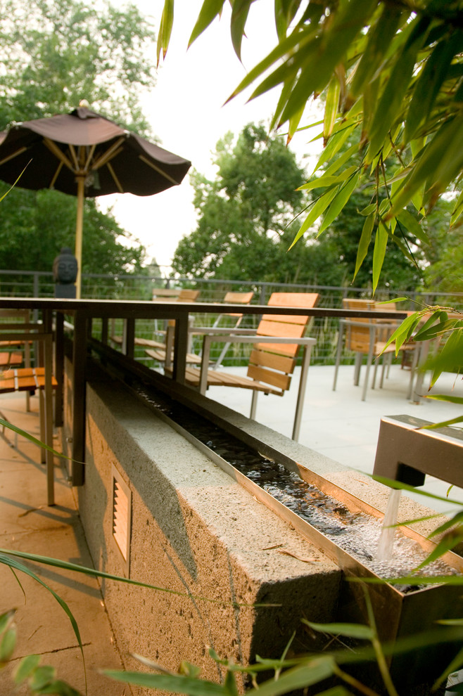 Diseño de patio asiático grande sin cubierta en patio trasero con losas de hormigón