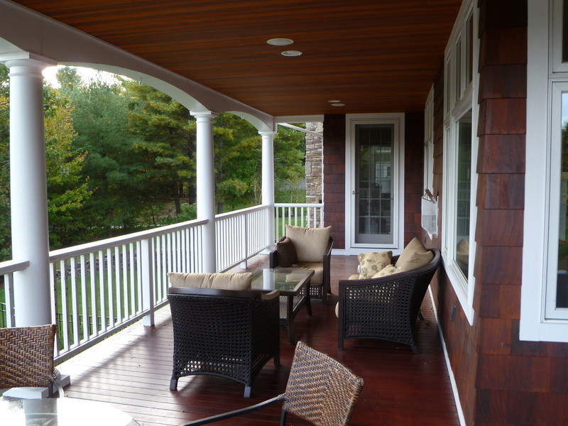 Cette image montre une terrasse en bois latérale craftsman avec une extension de toiture.