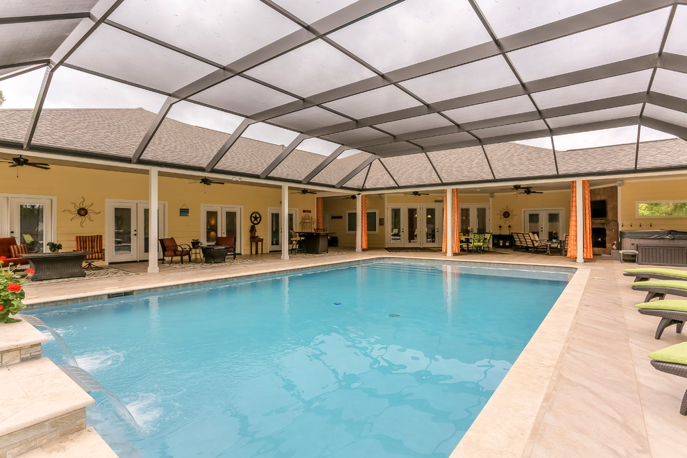 Idee per una grande piscina classica dietro casa con fontane e piastrelle