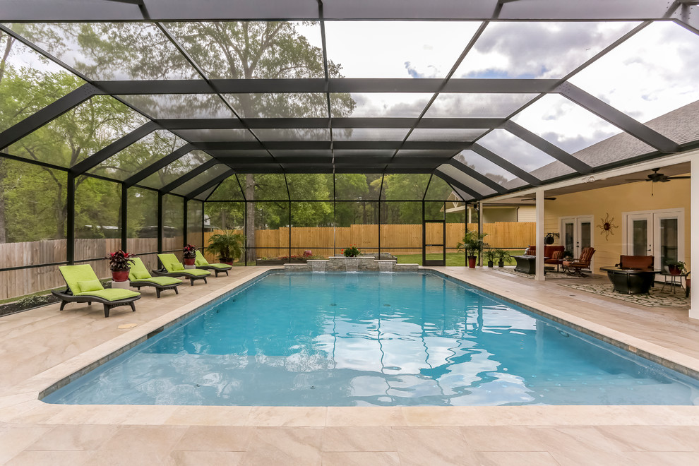Идея дизайна: большой бассейн на заднем дворе в стиле неоклассика (современная классика) с фонтаном и покрытием из плитки