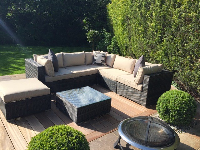 Inspiration for a contemporary patio remodel in Cheshire