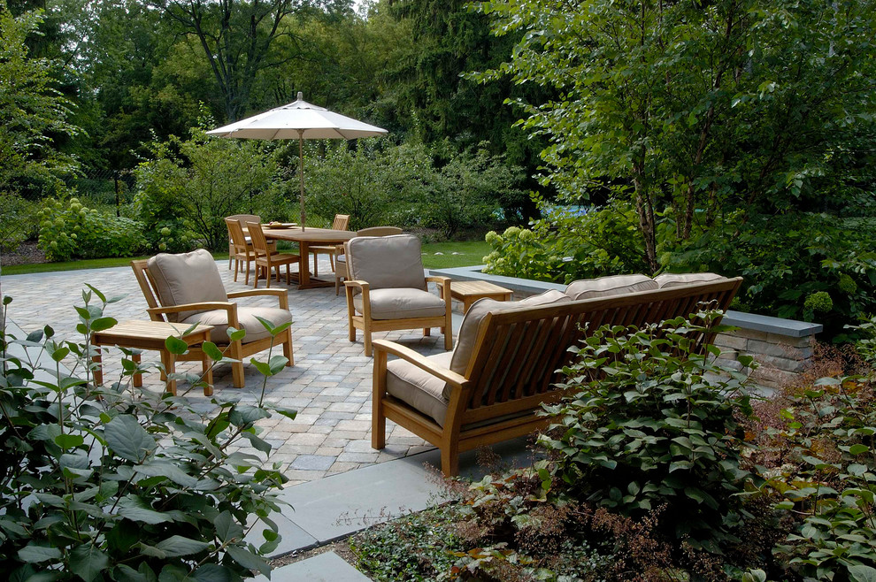 Imagen de patio contemporáneo de tamaño medio sin cubierta en patio trasero con adoquines de hormigón
