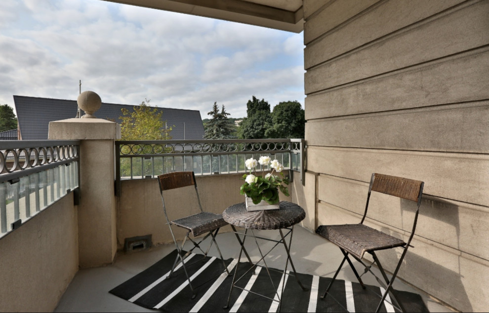 На фото: маленький балкон и лоджия в стиле неоклассика (современная классика) с навесом для на участке и в саду