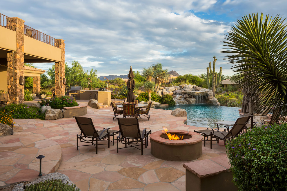 Foto de patio de estilo americano sin cubierta con adoquines de piedra natural