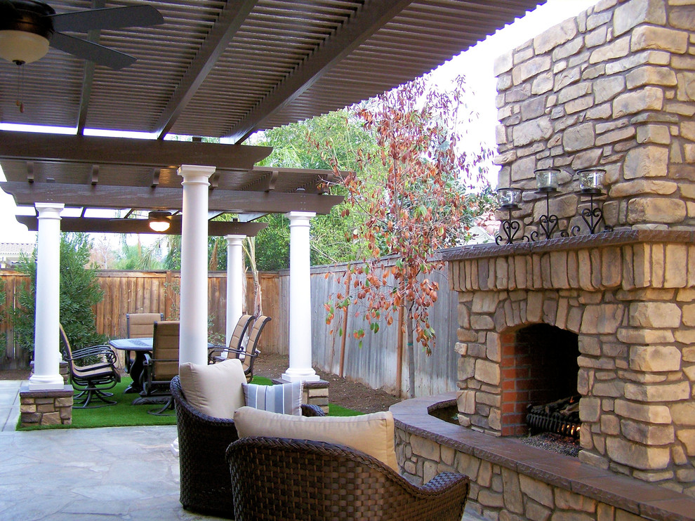 Aménagement d'une terrasse arrière méditerranéenne de taille moyenne avec une cuisine d'été, une dalle de béton et une pergola.