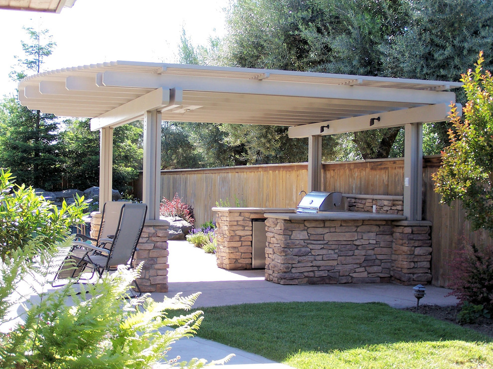 Aménagement d'une terrasse arrière craftsman de taille moyenne avec une cuisine d'été, une dalle de béton et une pergola.