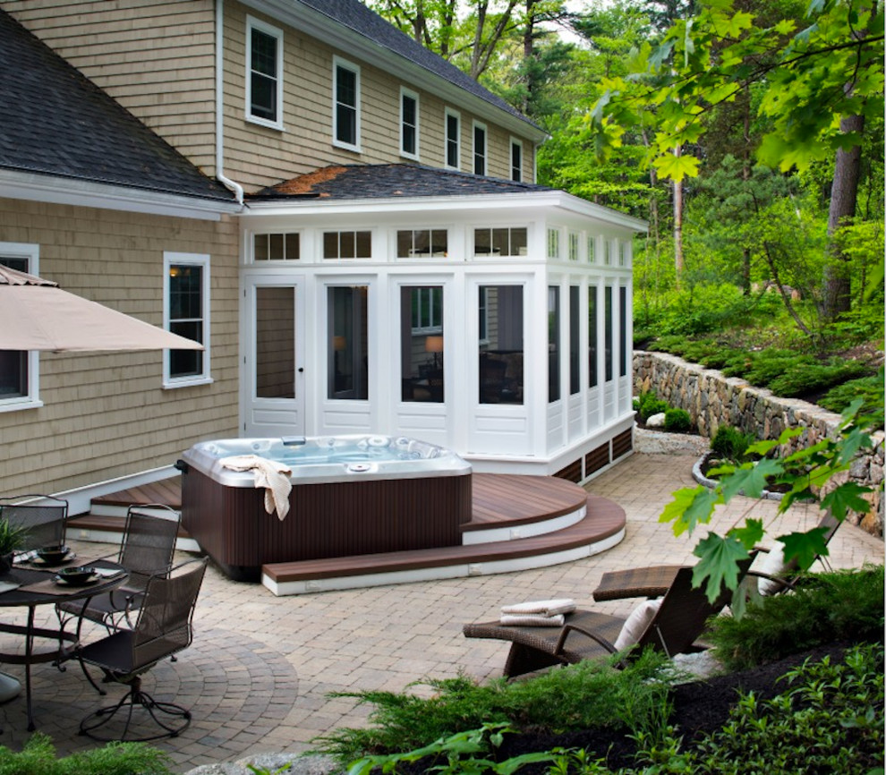Immagine di un grande patio o portico tradizionale dietro casa con nessuna copertura e pavimentazioni in pietra naturale