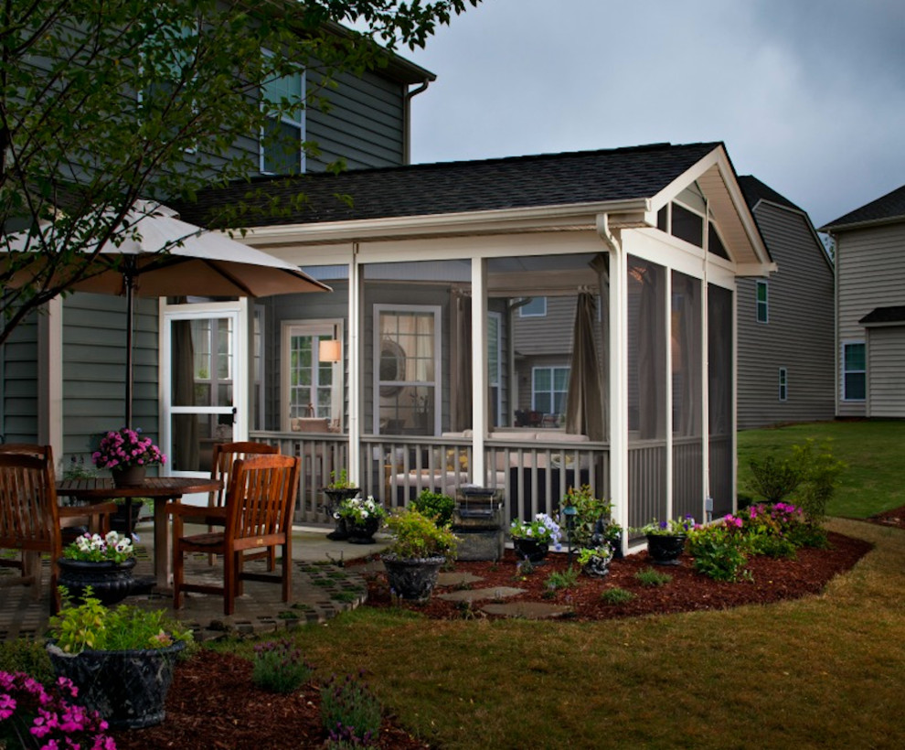 Идея дизайна: двор среднего размера на заднем дворе в классическом стиле с мощением тротуарной плиткой, навесом и растениями в контейнерах