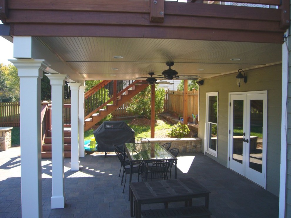 Стильный дизайн: большой двор на заднем дворе в стиле неоклассика (современная классика) с покрытием из бетонных плит и навесом - последний тренд