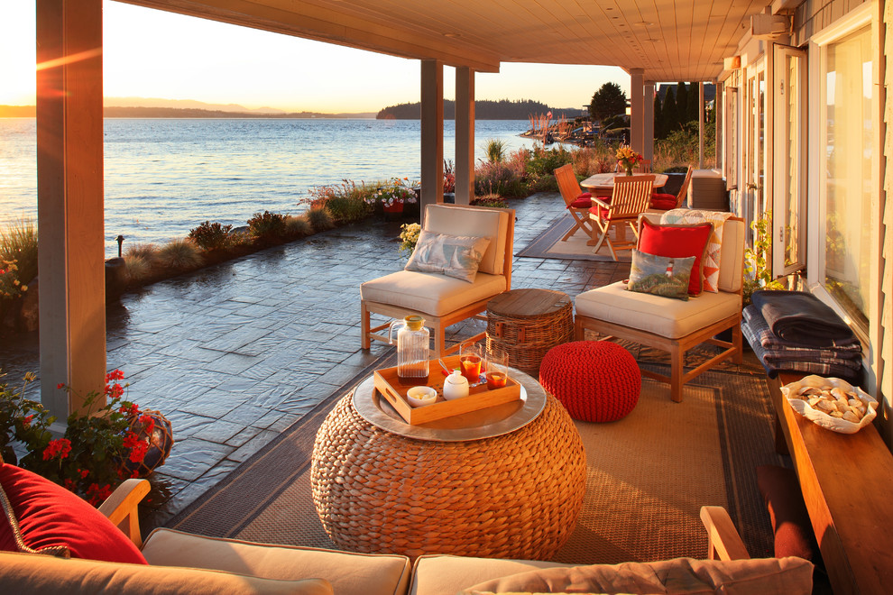 Idées déco pour une terrasse arrière bord de mer avec des pavés en pierre naturelle et un gazebo ou pavillon.