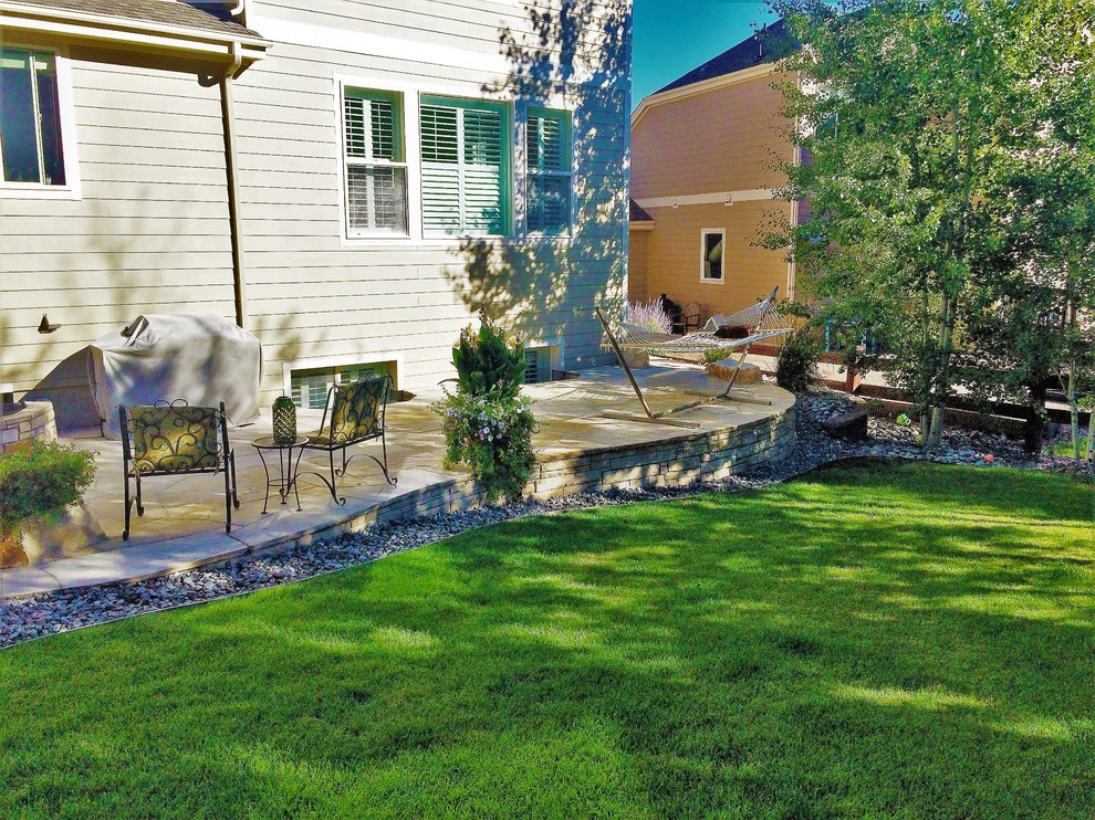 Esempio di un piccolo patio o portico minimal dietro casa con pavimentazioni in pietra naturale