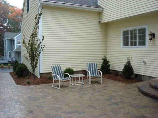 Foto di un patio o portico chic dietro casa con pavimentazioni in mattoni e nessuna copertura