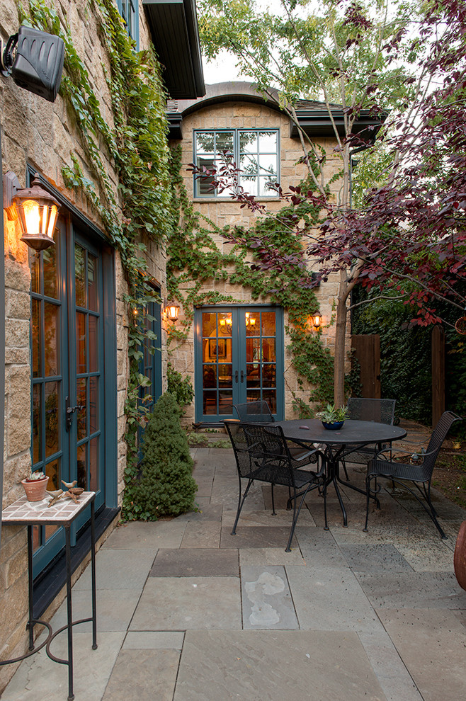 Diseño de patio tradicional de tamaño medio sin cubierta en patio lateral con jardín vertical y adoquines de piedra natural