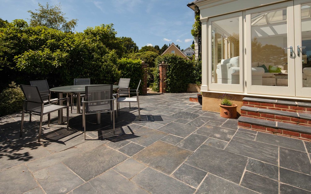Imagen de patio minimalista grande con adoquines de piedra natural