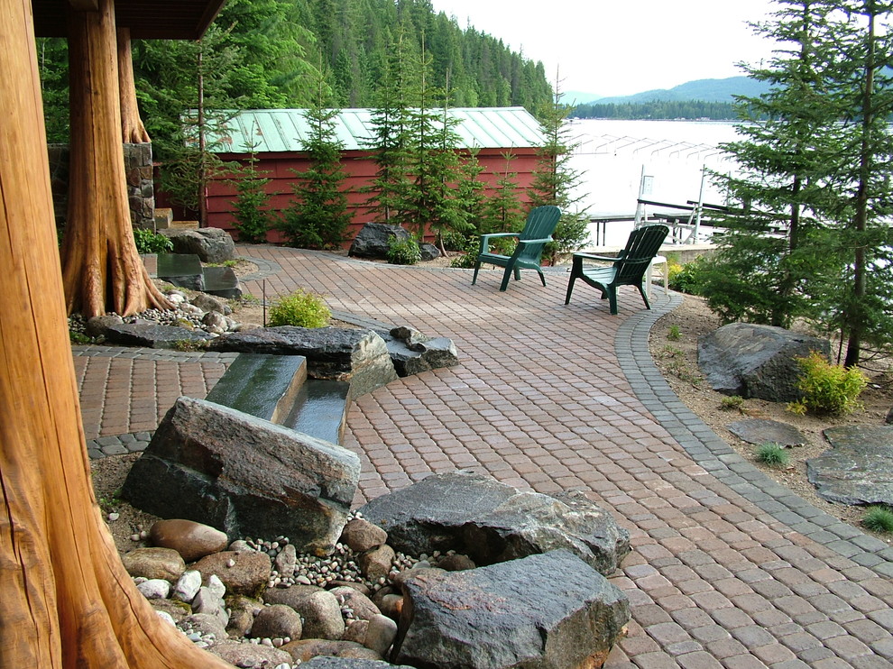 Foto de patio tradicional sin cubierta con adoquines de hormigón