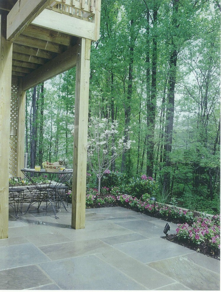 Ispirazione per un piccolo patio o portico chic in cortile con pavimentazioni in pietra naturale