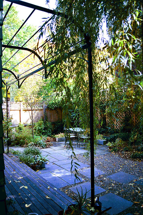 Foto di un patio o portico classico con pavimentazioni in pietra naturale