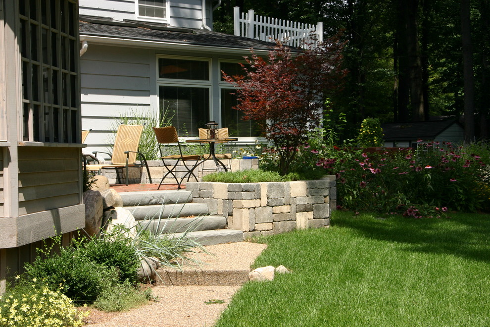 Foto di un patio o portico tradizionale dietro casa con pavimentazioni in mattoni