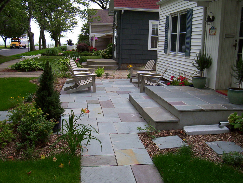 Foto de patio tradicional en patio delantero con adoquines de piedra natural