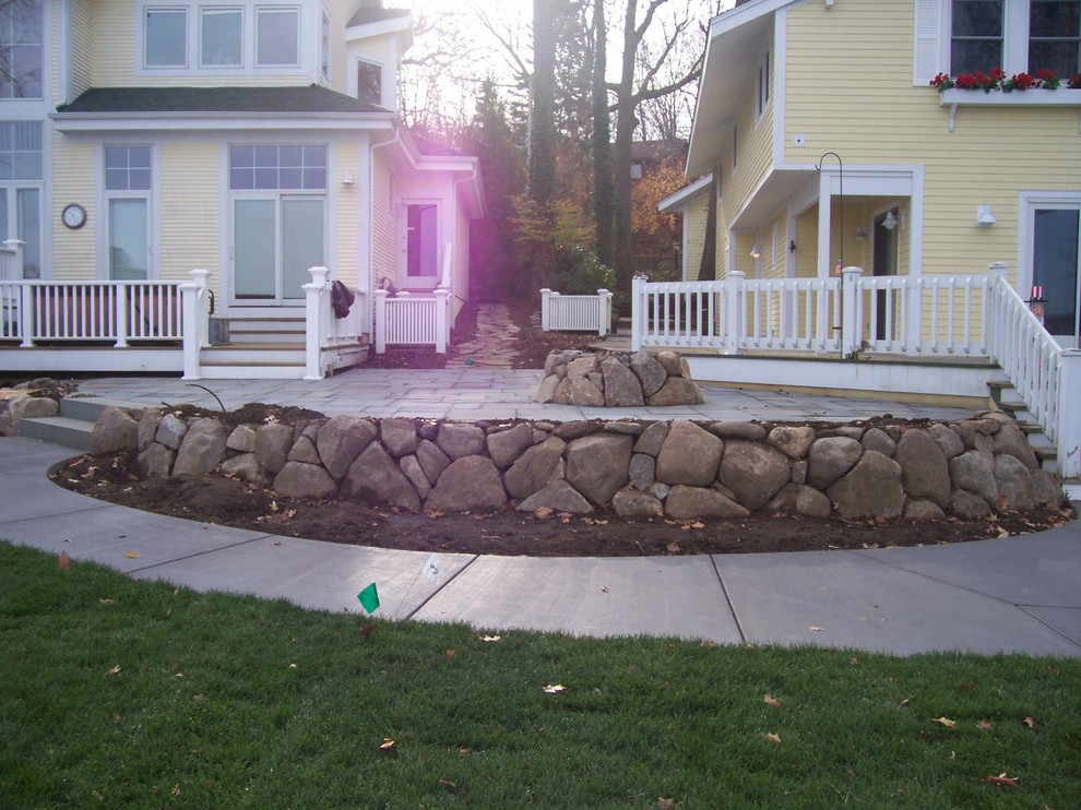 Foto de patio clásico en patio trasero con adoquines de piedra natural