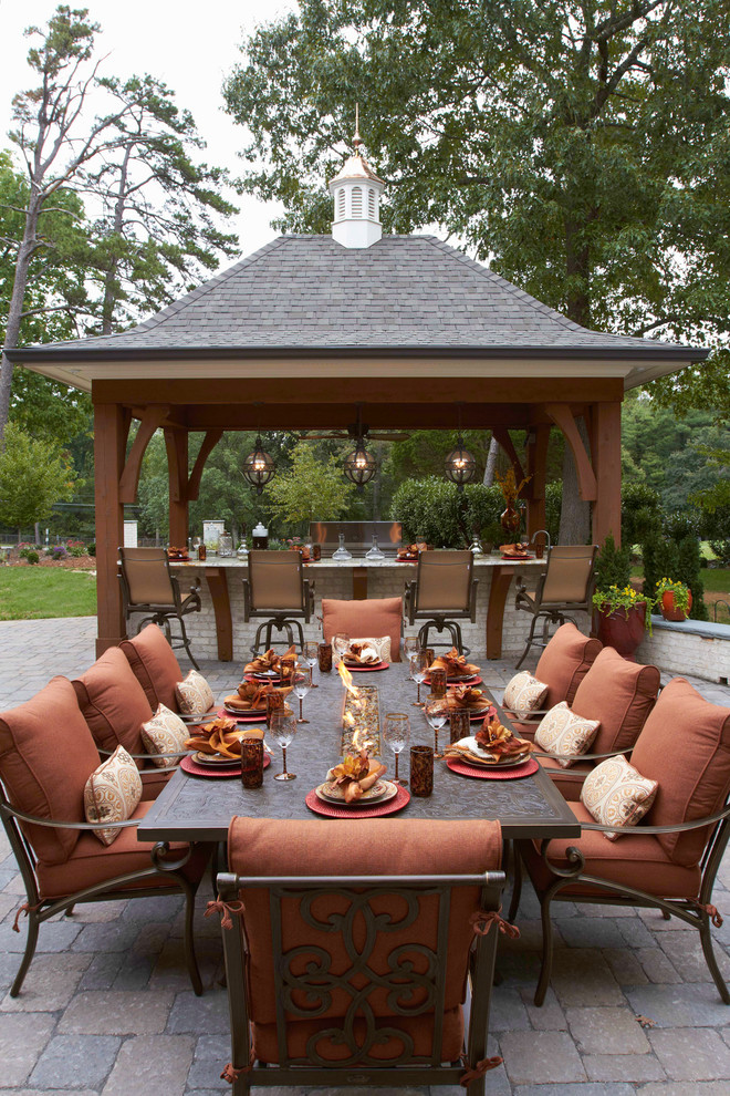 Inspiration pour une grande terrasse arrière rustique avec une cuisine d'été et des pavés en béton.