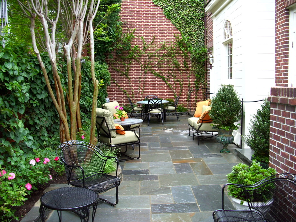 Esempio di un patio o portico classico con nessuna copertura