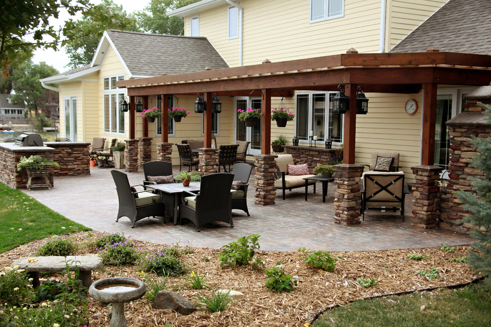 Patios/Outdoor Kitchens Traditional Patio Omaha by Grindstone