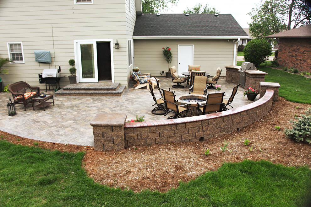 Patios/Outdoor Kitchens Traditional Patio Omaha by Grindstone