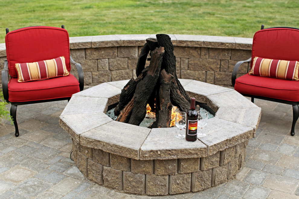 Patios/Outdoor Kitchens Traditional Patio Omaha by Grindstone