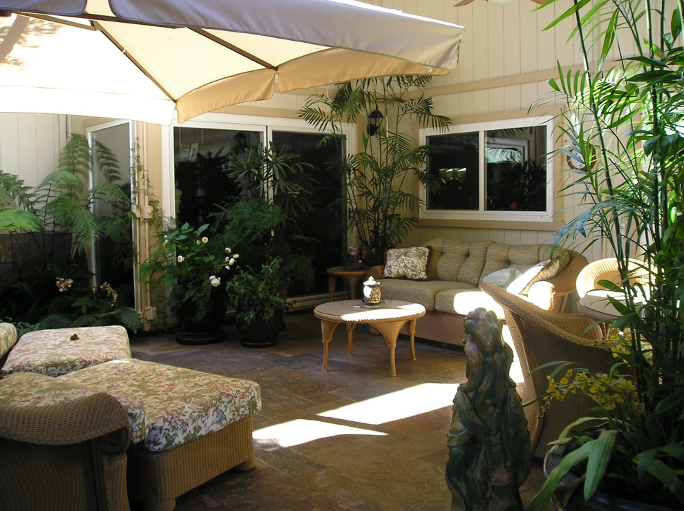 Esempio di un patio o portico tropicale