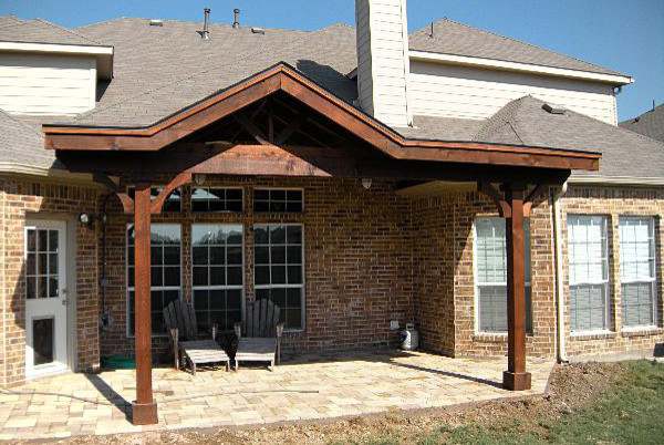 Foto di un patio o portico chic di medie dimensioni e dietro casa con pavimentazioni in pietra naturale e un gazebo o capanno