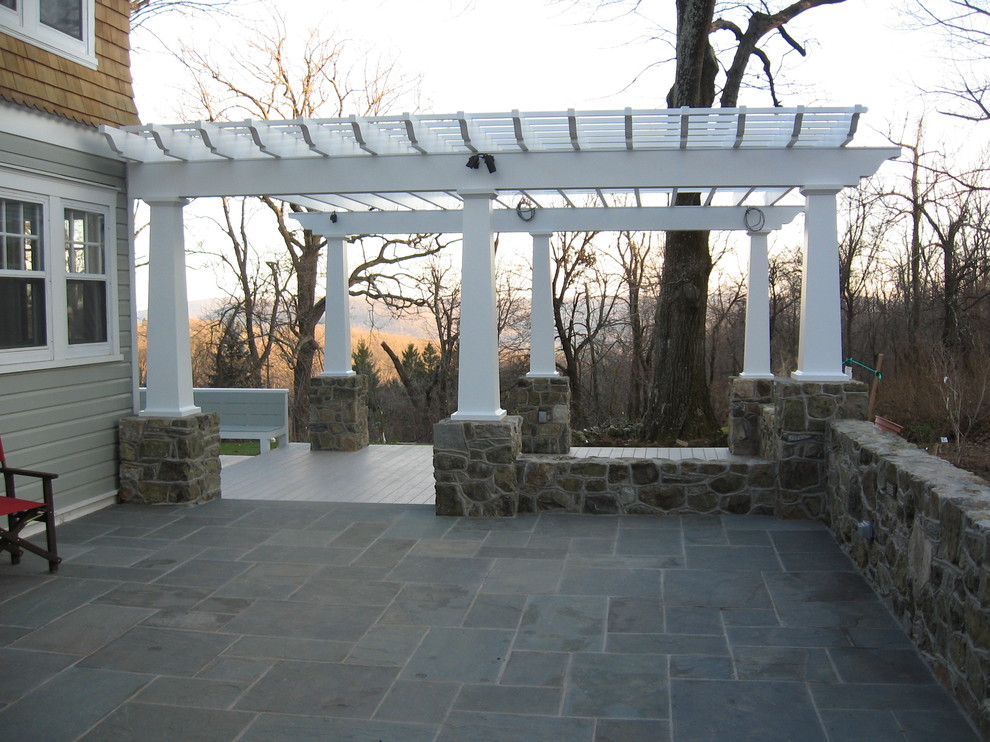 Mittelgroße Landhausstil Pergola hinter dem Haus mit Natursteinplatten in Washington, D.C.