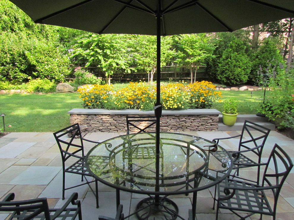 Imagen de patio ecléctico de tamaño medio en patio lateral con adoquines de hormigón y pérgola