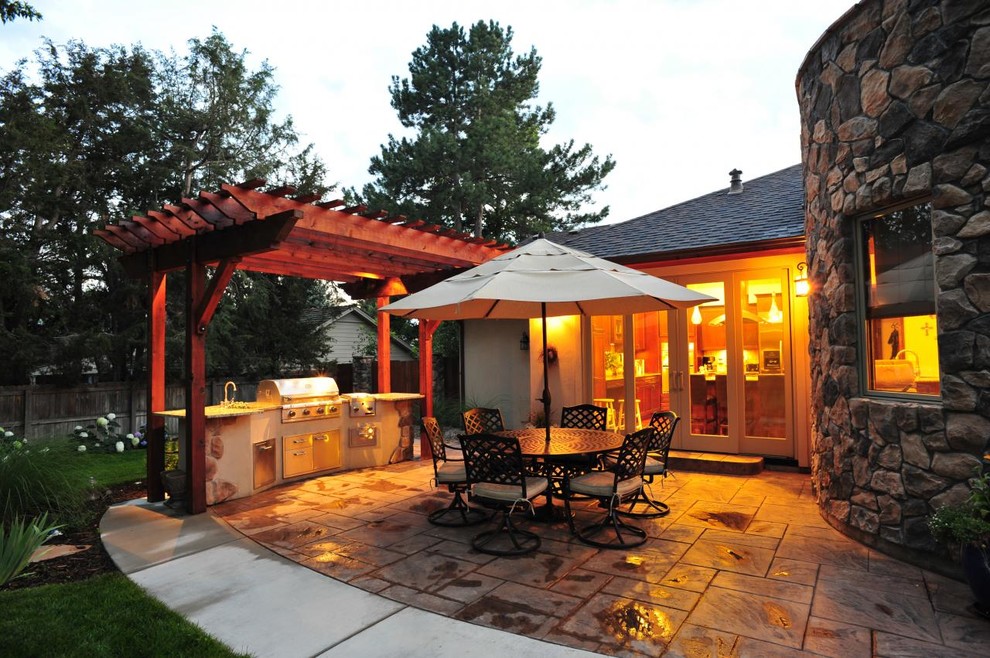 Foto de patio tradicional renovado grande en patio trasero con cocina exterior, adoquines de piedra natural y toldo