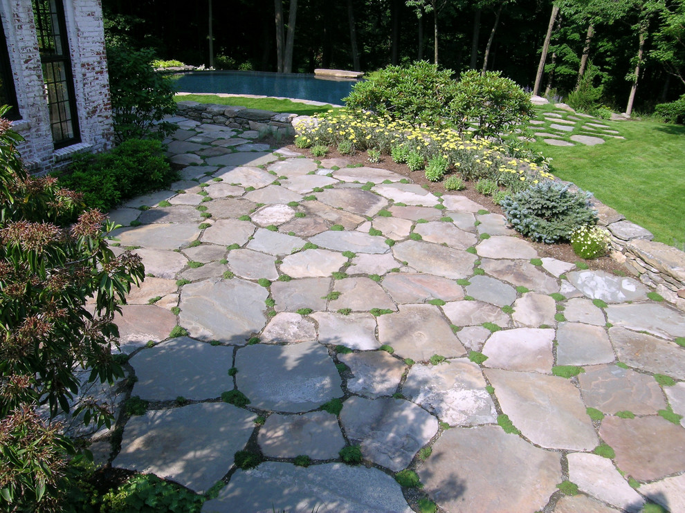 Esempio di un grande patio o portico chic con pavimentazioni in pietra naturale