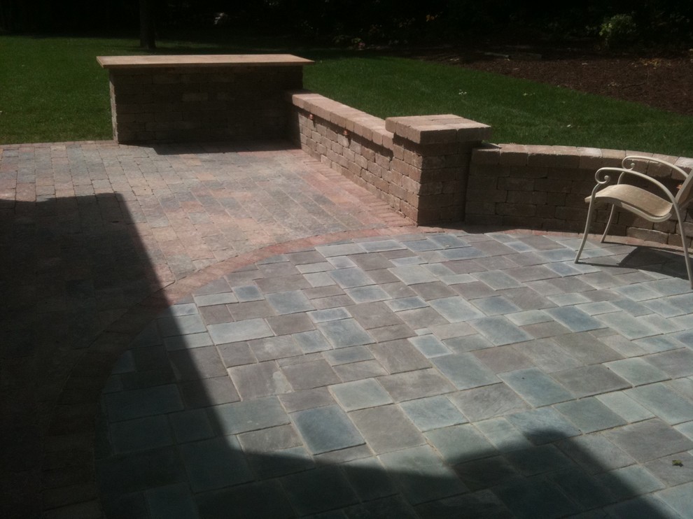 Patios with seatwalls Traditional Patio Detroit by Apex
