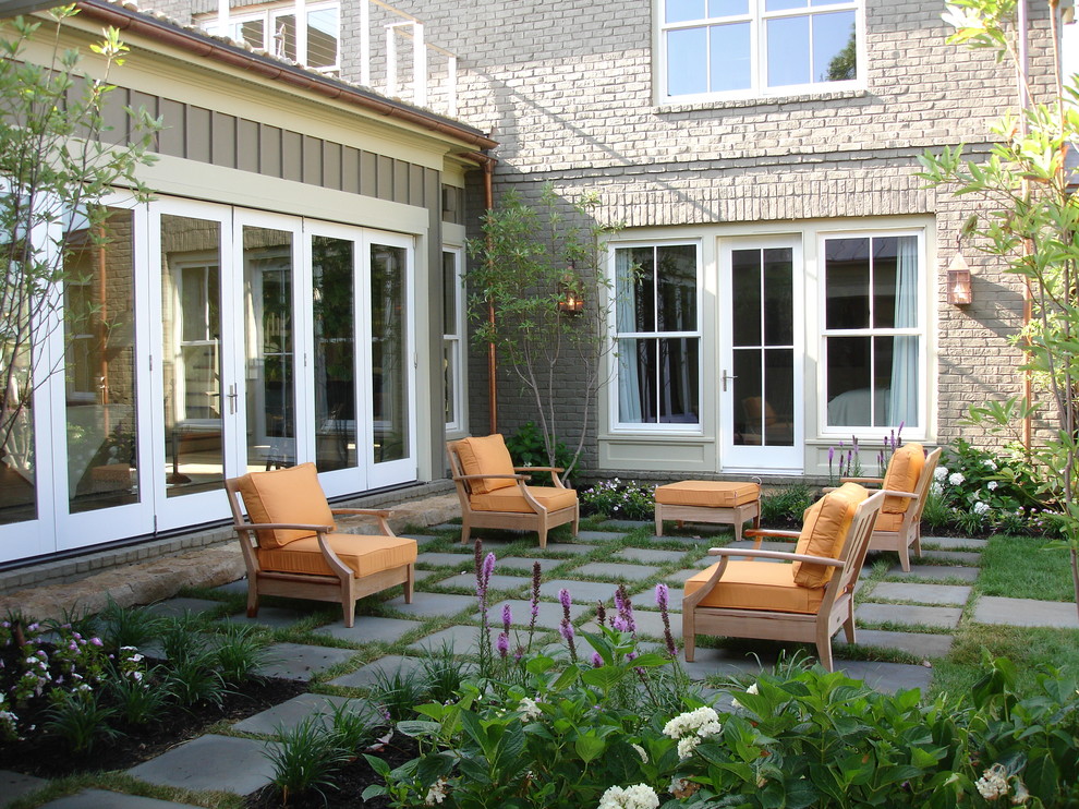 Стильный дизайн: двор в классическом стиле без защиты от солнца - последний тренд