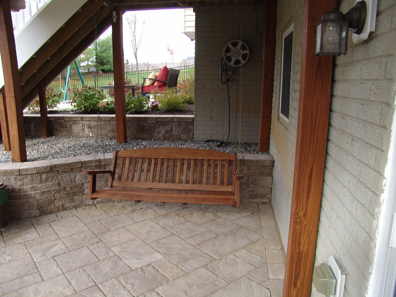 Стильный дизайн: двор среднего размера на заднем дворе в классическом стиле с мощением тротуарной плиткой - последний тренд