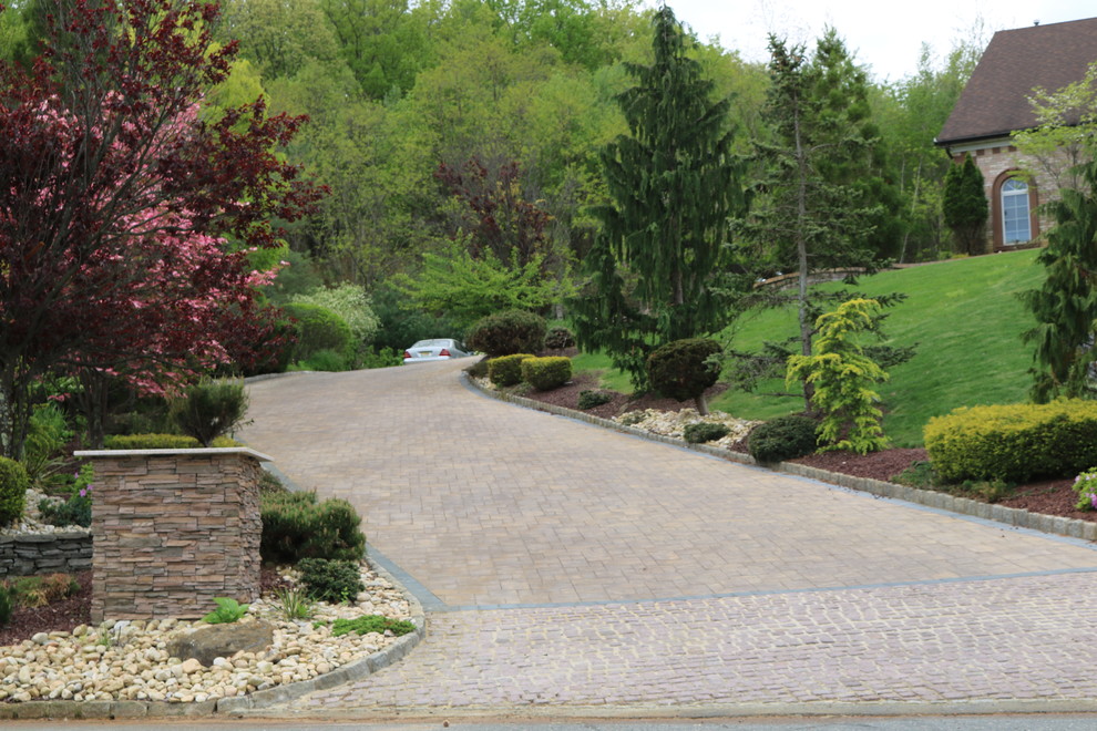 Свежая идея для дизайна: большой участок и сад на переднем дворе в стиле модернизм с мощением клинкерной брусчаткой - отличное фото интерьера