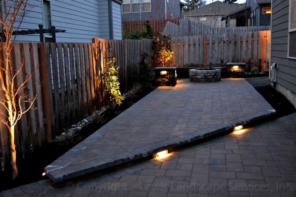 Example of a minimalist patio design in Portland