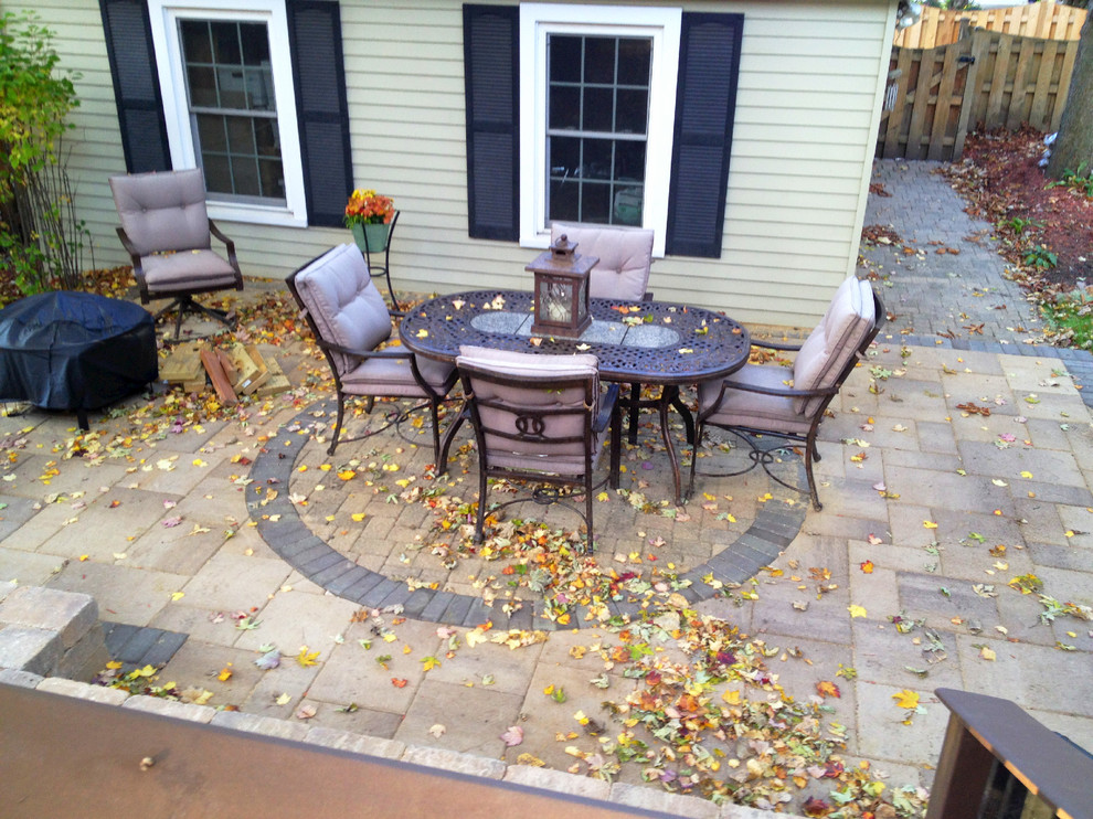 Mittelgroßer, Unbedeckter Klassischer Patio hinter dem Haus mit Pflastersteinen in Chicago