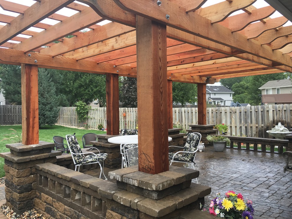 Paver Patio with Pergola & Fire Pit - Montagne - Terrasse et Patio ...