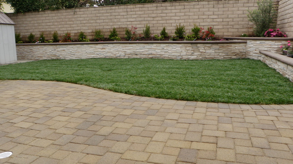 Paver Patio with Stone Veneer Planter Classique Terrasse et Patio Orange County par Sea