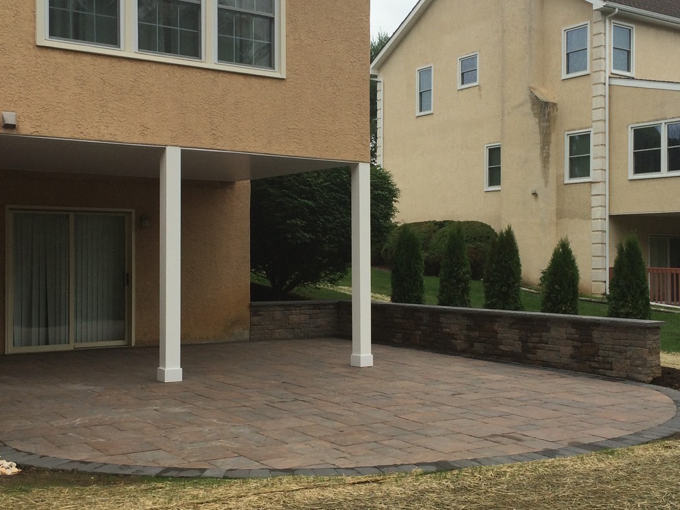 Стильный дизайн: большой двор на заднем дворе в стиле рустика с мощением тротуарной плиткой без защиты от солнца - последний тренд