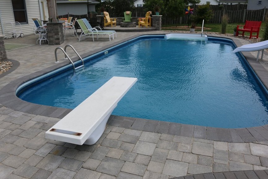 Ispirazione per una grande piscina chic dietro casa con pavimentazioni in cemento