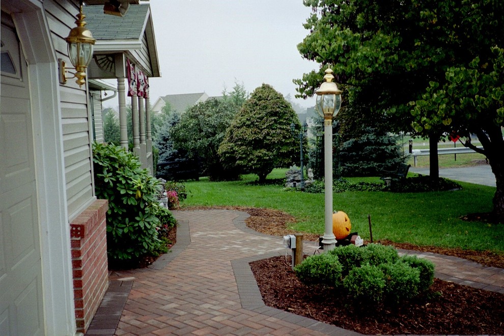 Modelo de patio contemporáneo pequeño en patio delantero con adoquines de hormigón