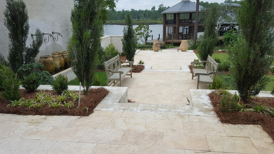 Diseño de patio mediterráneo grande sin cubierta en patio trasero con suelo de baldosas