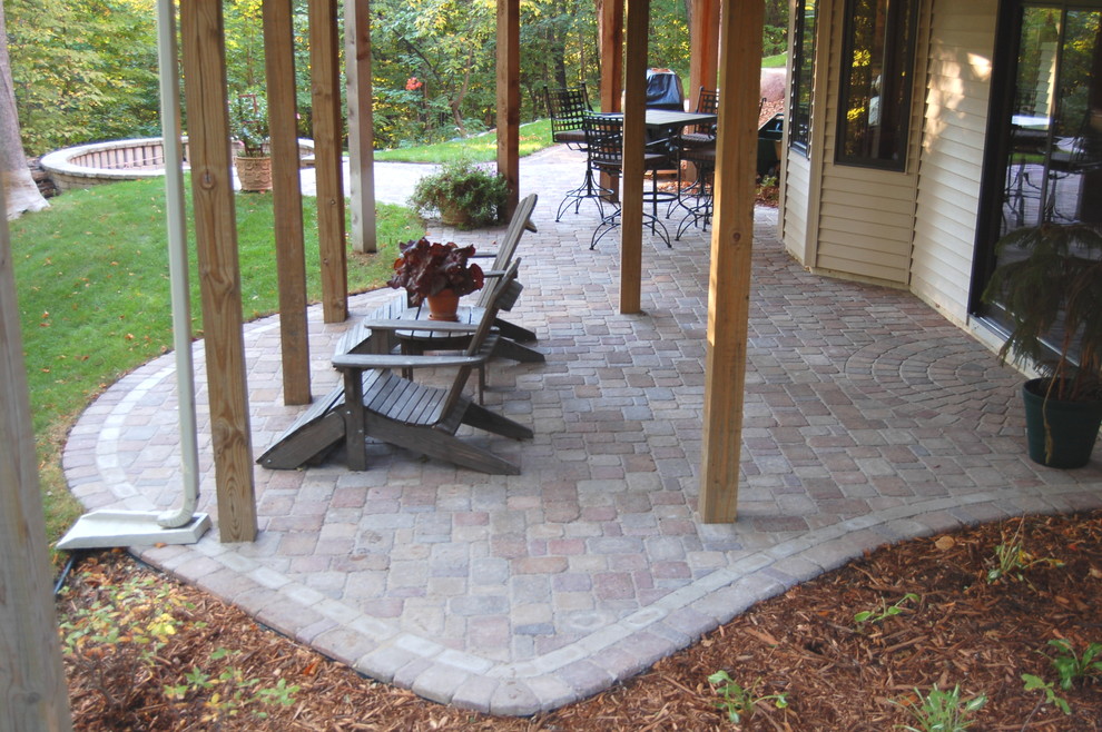 Pavers & sunken fire pit Traditional Patio Minneapolis by Daryl
