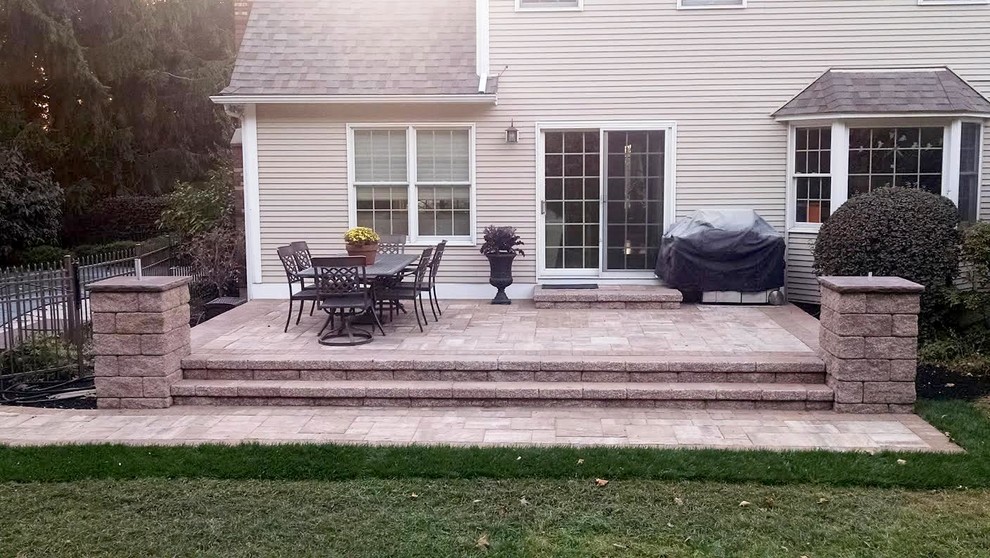 Esempio di un grande patio o portico tradizionale dietro casa con pavimentazioni in cemento e nessuna copertura