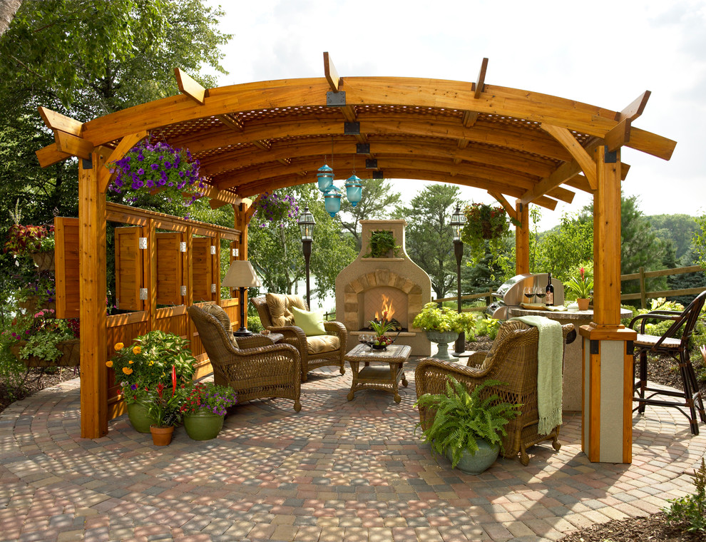 Idee per un patio o portico tradizionale con un gazebo o capanno